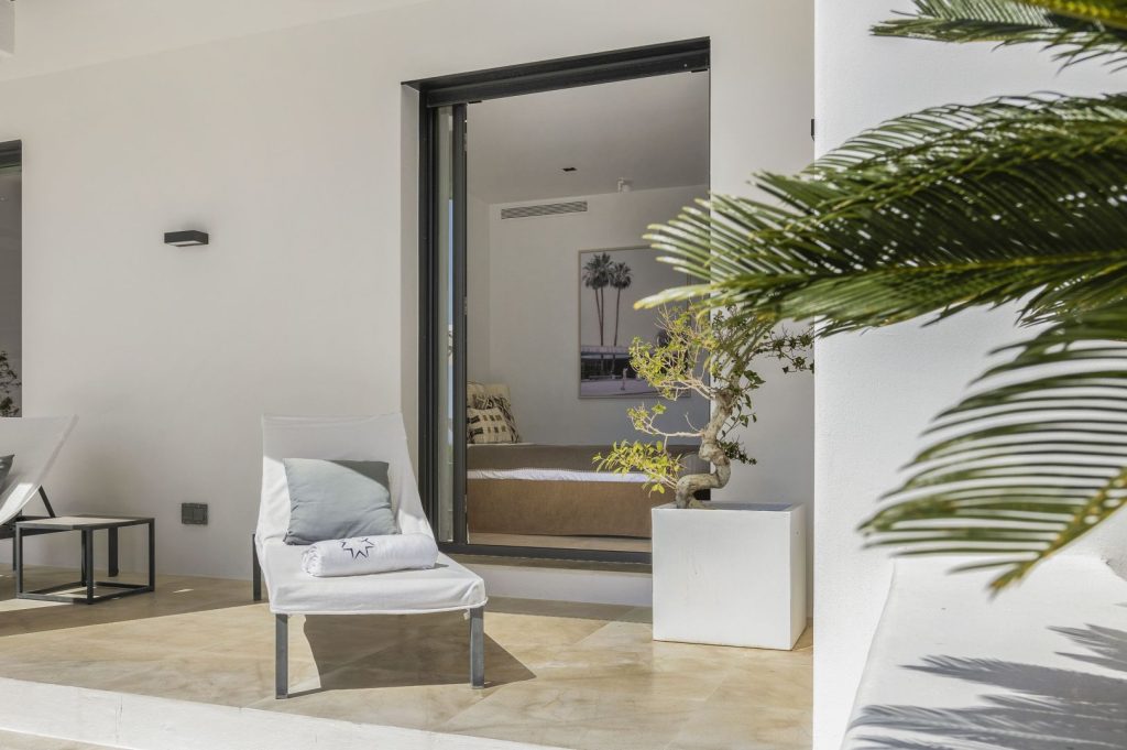 112 Suite 4 Outside In View