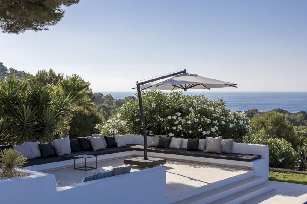12 Pool Lounge