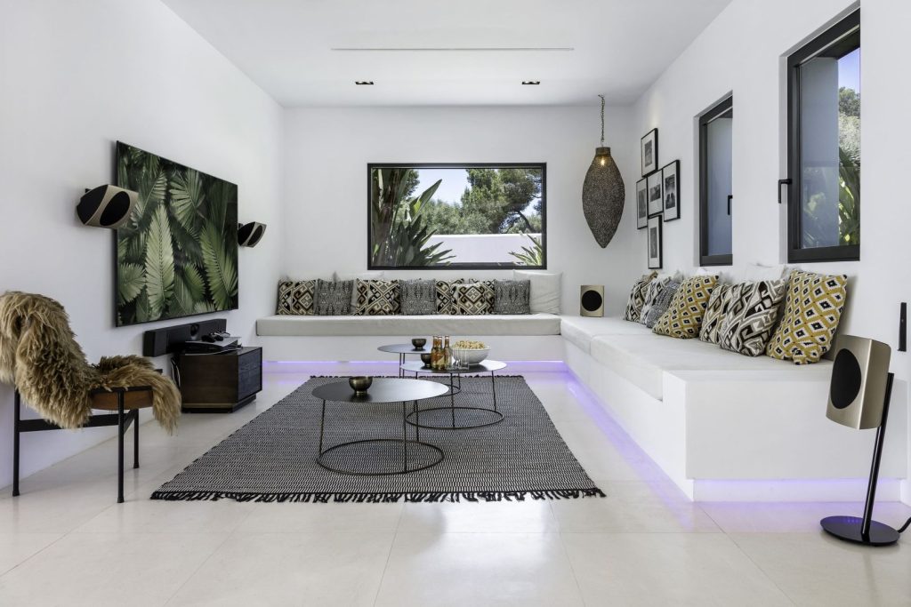 38 90 Inch TV Corner