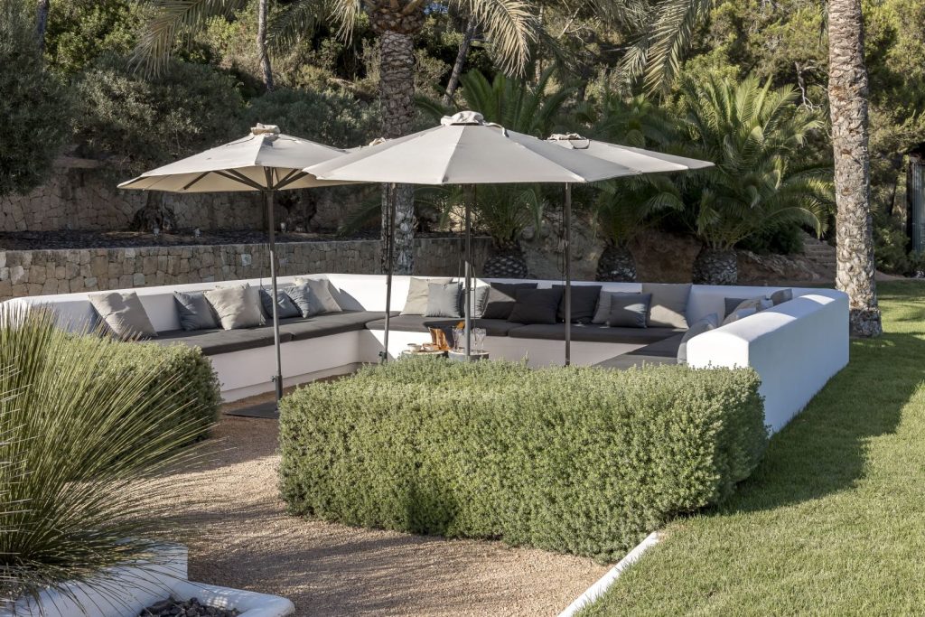58 Garden Lounge Area Day