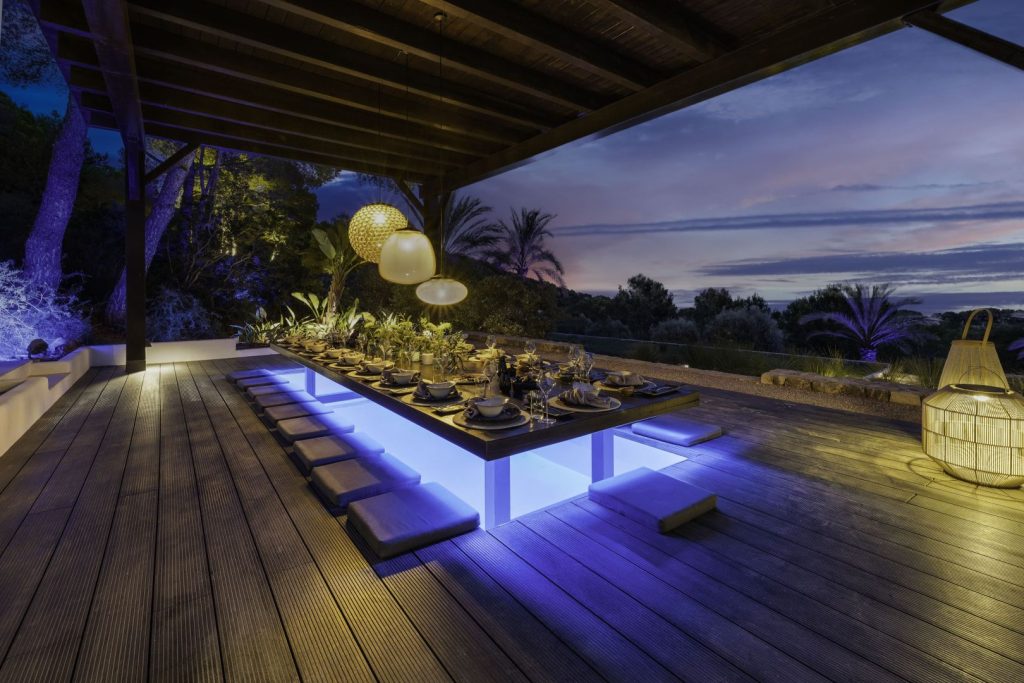 62 Outdoor Dining Night