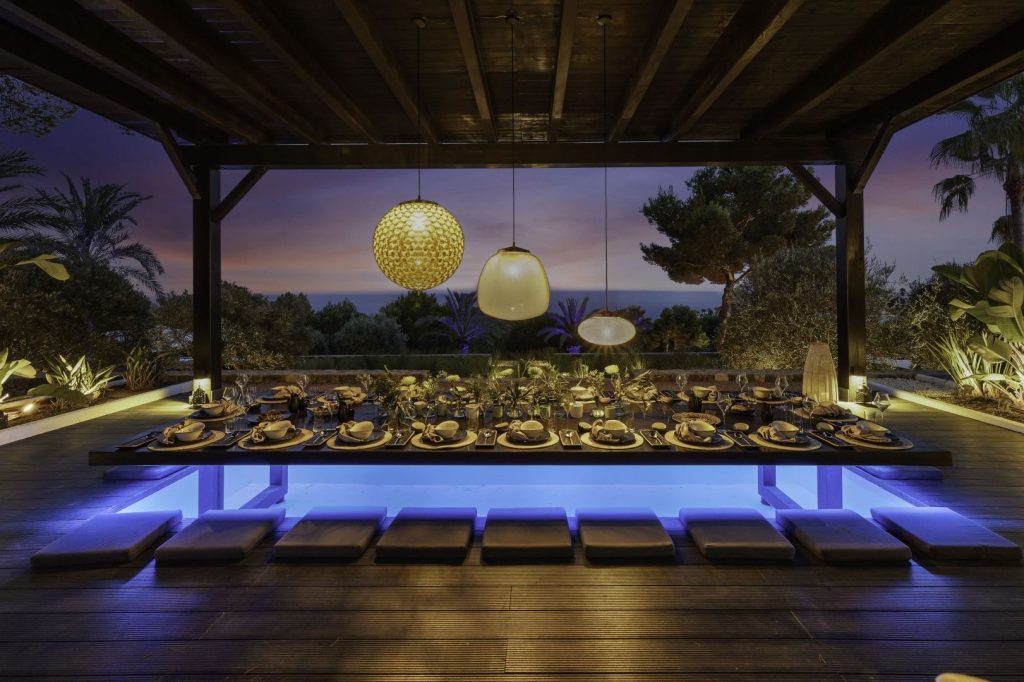 64 Outdoor Dining Seeview Night