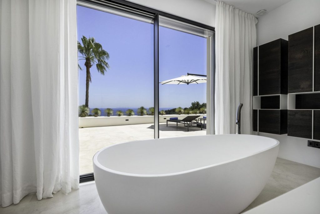 96 Master Suite Bathtub