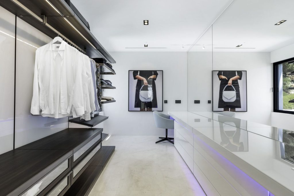 98 Master Suite Hollywood Wardrobe