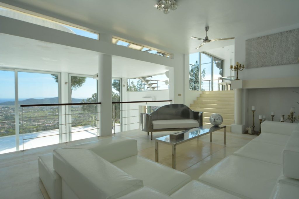 11. - - -Roca Salon