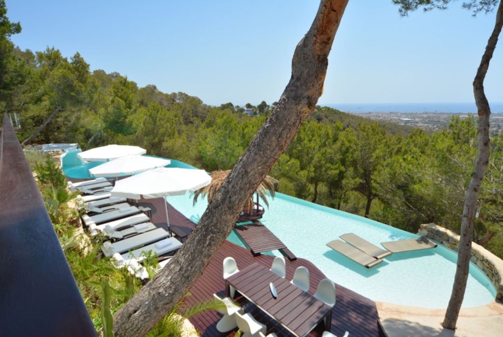 4. - - -Roca Pool