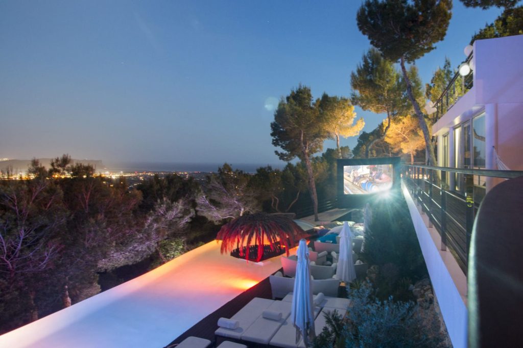 51. - - -Roca outdoors cinema