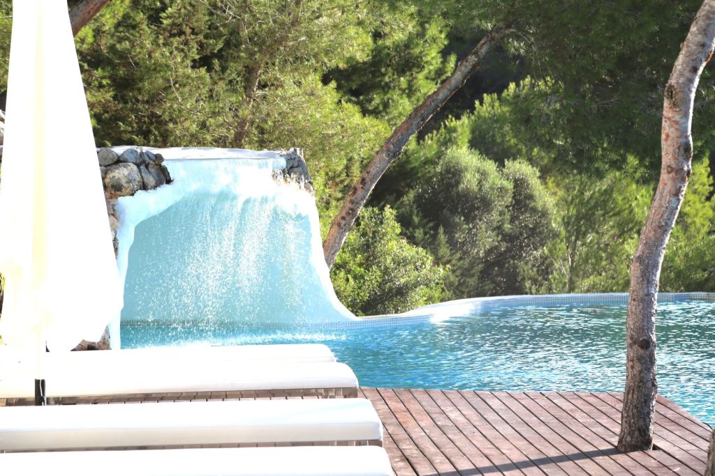 7. - - -Roca waterfall-cave