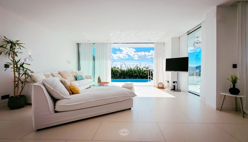 tombenzon-villa-triple-x-2024-20-1920x1100-crop-50-50
