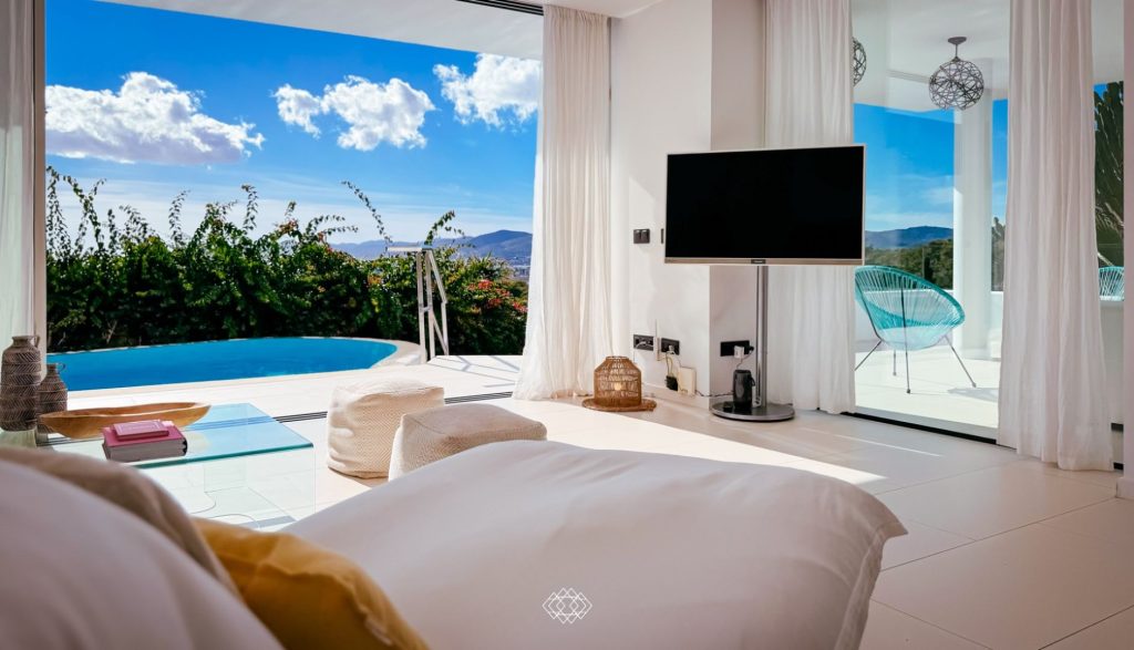 tombenzon-villa-triple-x-2024-21-1920x1100-crop-50-50